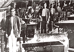 Foto de trabalhadores em greve numa indústria de São Paulo em 1917