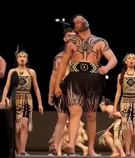 Dan&ccedil;arinos da Nova Zel&acirc;ndia dan&ccedil;ando o Haka