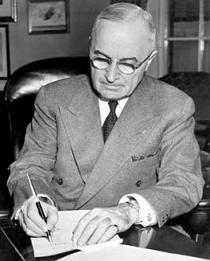 Harry Truman assinando a entrada dos EUA na Guerra da Coreia