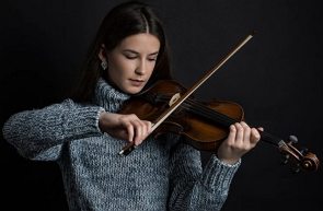 Mulher jovem tocando violino