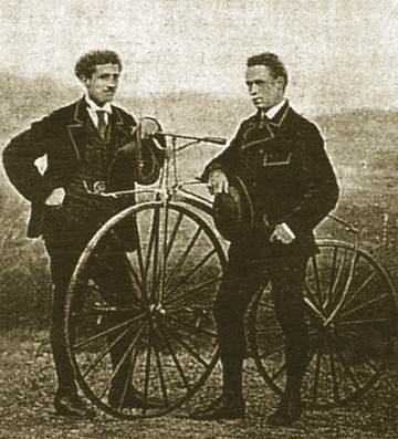 Foto antiga do ciclista James Moore