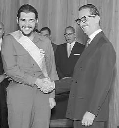 Jânio Quadros condecorando Che Guevara