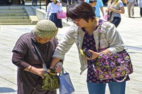 Foto com uma duas mulheres japonesas sendo uma idosa
