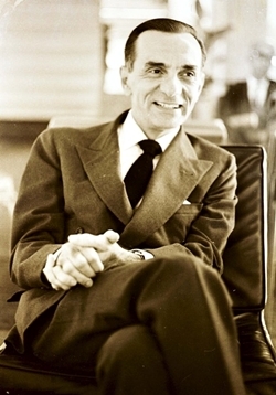 Foto do escritor Jo&atilde;o Cabral de Melo Neto sorrindo