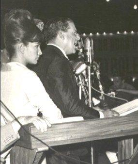 Foto de João Goulart num discurso político ao lado de sua esposa
