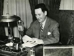 Juan Domingo Perón fazendo discurso pelo rádio