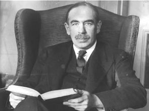 Foto do economista Keynes sentado numa poltrona com um livro aberto nas mãos.