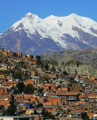 Foto da cidade de La Paz com Cordilheira dos Andes ao fundo