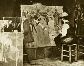 Foto em preto e branco mostrando um homem de chapéu pintando um quadro
