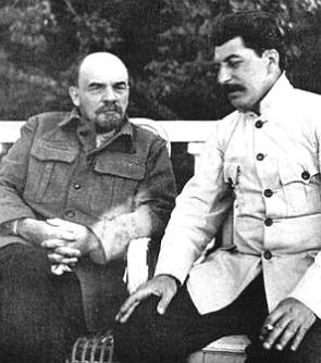 Foto de Lênin e Stalin sentados e conversando