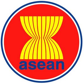Logotipo formado por circulo vermelho com contorno em azul e branco com um desenho em amarelho ao centro e inscrição ASEAN em azul