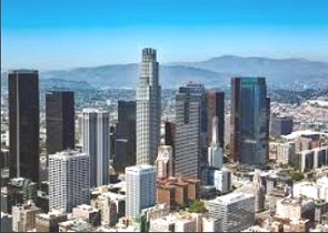 Foto aérea da cidade de Los Angeles mostrando vários prédio altos
