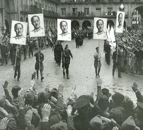 Apoiadores do franquismo fazendo uma manifestação com imagens de Francisco Franco