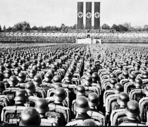 Foto de um evento nazista na Alemanha na década de 1930