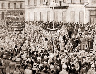 Imagem mostrando civis e militares fazendo uma manifesta&ccedil;&atilde;o durante a Revolu&ccedil;&atilde;o Russa de 1917
