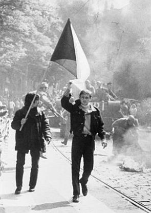 manifestantes durante a Primavera de Praga carregando uma bandeira da Tchecoslováquia