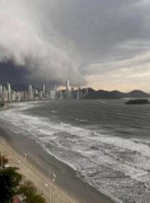 Imagem de uma tempestade numa praia de Santa Catarina