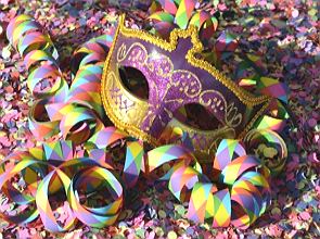 Foto de máscara de carnaval, confetes e serpentinas