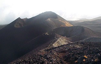 Foto do Monte Camar&otilde;es, montanha de cor escura e sem vegeta&ccedil;&atilde;o