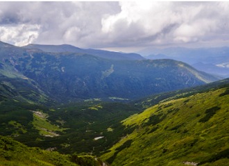 Foto da paisagem do Montes C&aacute;rpatos com montanhas e vegeta&ccedil;&atilde;o