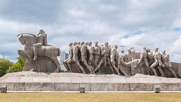 Monumento &agrave;s Bandeiras, obra de Victor Brecheret