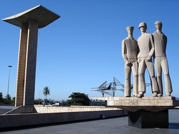 Foto de 3 est&aacute;tuas na cor cinza representando soldados.
