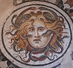 Mosaico mostrando o rosto de uma mulher cm várias cobras na cabeça