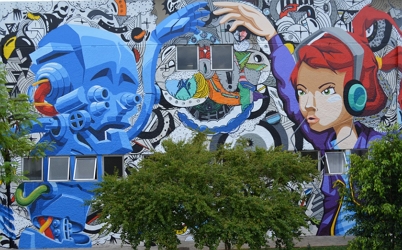 Grafite na parede de um edif&iacute;cio mostrando uma mulher com fone de ouvido