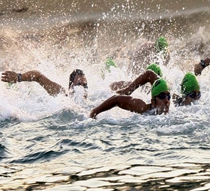 Foto de nadadores nadando nas águas de um rio ou mar