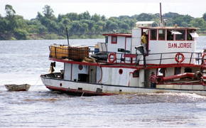 Foto de um barco no rio Paraguai