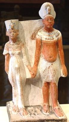 Escultura de Nefertiti e Aquenáton de mãos dadas