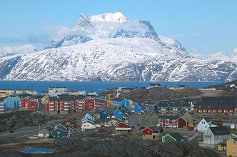 Vista da cidade de Nuuk com montanha coberta por gelo ao fundo