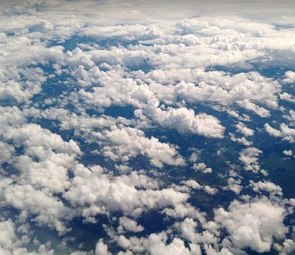 Nuvens brancas vistas de cima numa avião