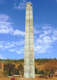 Foto de um grande obelisco cinza