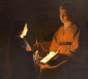Mulher segurando um livro enquanto uma jovem olha para ele