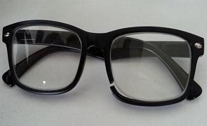 Óculos de armação preta