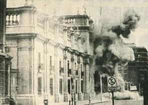 Palácio de La Moneda sendo bombardeado no Golpe Militar de 1973