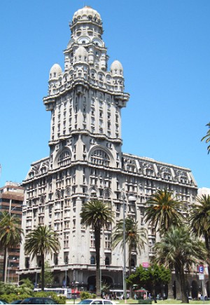 Foto do Pal&aacute;cio Salvo em Montevideu