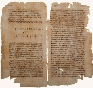 Foto de duas folhas de papiro do texto ap&oacute;crifo de Jo&atilde;o