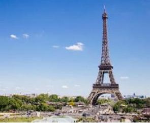 Foto da cidade de Paris, na França, com Torre Eiffel no detalhe.