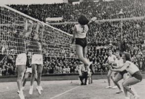 Foto de uma partida antiga de voleibol feminino em preto e branco