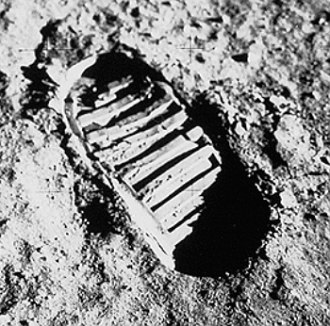 Pegada de um astronauta no solo lunar com a marca da sola do cal&ccedil;ado que estava usando