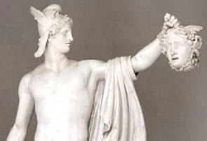 Estátua do herói Perseu com a cabeça da Medusa na mão