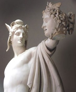 Escultura do heroi Perseu segurando a cabeça da Medusa