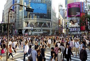 Foto mostrando muitas pessoas numa rua de Tóquio no Japão