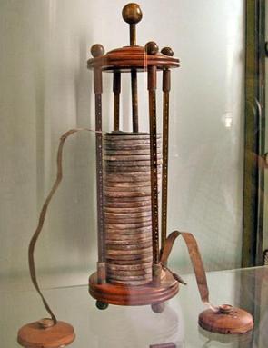 Foto da pilha voltaica de Alessandro Volta