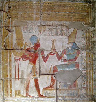 Pintura eg&iacute;pcia retratando o faraq&oacute; Seti diante de H&oacute;rus