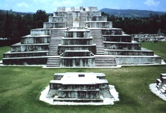 Foto de uma pir&acirc;mide maia