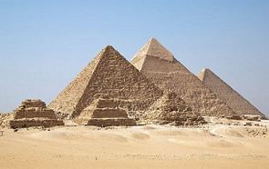 Foto externa das pirâmides de Gizé no Egito