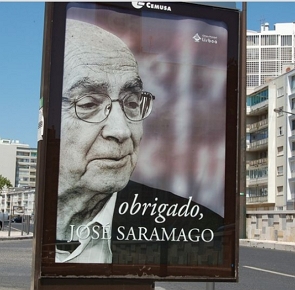 Placa de rua, em Lisboa,com a foto de Saramago e o texto 
